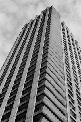 现代高楼建筑黑白摄影图片